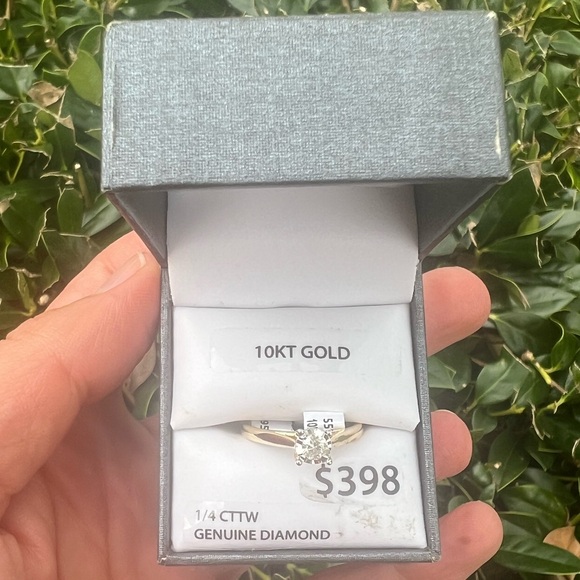 10K yellow gold 1/4 Carat T.W. Round Diamond 10 kt Solitaire Ring size 7 - Picture 7 of 14